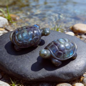 Puede incluir: Un letrero de madera rústica con el texto "Welcome to our home" en letras blancas. El letrero presenta un acabado envejecido y un diseño simple y acogedor, ideal para un porche o entrada.
