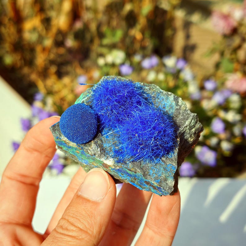 Exhibición artística de cristal crudo de dos tamaños con combinación de minerales de azurita y zeolita imagen 8