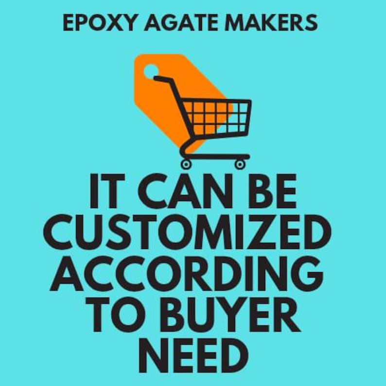Op de afbeelding: Een turquoise achtergrond met bovenaan de tekst "EPOXY AGATE MAKERS". Hieronder een afbeelding van een oranje label met een zwart winkelwagentje. De tekst "IT CAN BE CUSTOMIZED ACCORDING TO BUYER NEED" wordt weergegeven in grote, vette, zwarte letters.