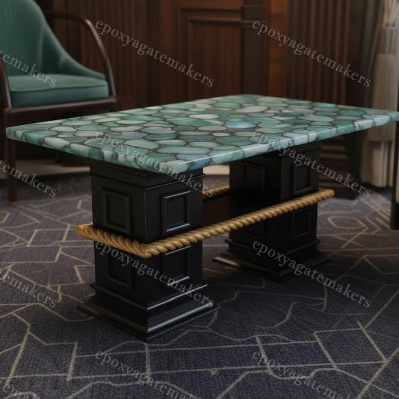 Op de afbeelding: Een rechthoekige salontafel met een groen agaat stenen blad. De tafel heeft een zwart onderstel met gouden touwdetails. De tafel is ongeveer 122 cm lang en 61 cm breed.