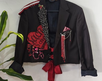 Op maat gemaakte, gerecyclede wollen blazer met patchwork van koivissen en hartjes, avant-gardistische statementjas, stoere grunge-stijl, unieke cropped blazer