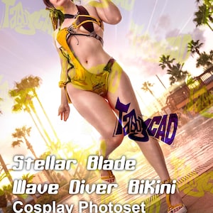 Puede incluir: Una sesión de fotos de cosplay con un bikini amarillo y marrón y un bañador a juego. El texto "Stellar Blade Wave Diver Bikini Cosplay Photoset" es visible. El fondo incluye palmeras y una piscina.