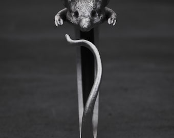 Anello a forma di topo in argento sterling ossidato: gioiello a forma di animale in stile cottagecore regolabile.