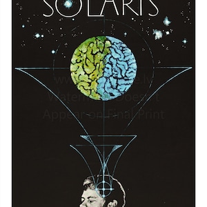 Könnte beinhalten: Ein Vintage-Filmplakat für "Solaris" vor schwarzem Hintergrund. Das Plakat zeigt den Titel in Weiß, einen stilisierten gehirnartigen Planeten und ein Porträt eines Mannes. Text in Weiß befindet sich oben.