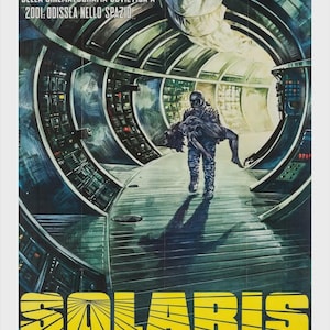 Könnte beinhalten: Ein Vintage-Filmplakat für "Solaris" zeigt einen Weltraumspaziergänger, der eine Figur durch einen futuristischen Korridor trägt. Der Titel "Solaris" steht in großen gelben Blockbuchstaben. Der Text auf Italienisch oben lautet "La Risposta Della Cinematografia Sovietica A 2001: Odissea Nello Spazio."