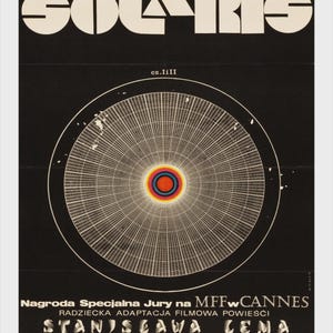 Könnte beinhalten: Ein Vintage-Filmplakat für "Solaris" mit schwarzem Hintergrund und weißem Text. Der Titel ist in großen, stilisierten Buchstaben gehalten. Unter dem Titel befindet sich eine kreisförmige Grafik mit radialen Linien und einem farbigen Zentrum. Der Text enthält den Namen des Regisseurs und den Preis des Films.