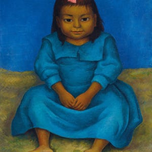 Pode incluir: Pintura de uma menina com um vestido azul, sentada com as mãos juntas. Ela tem cabelo escuro e um laço rosa. O fundo é azul liso, e a pintura é assinada e datada.