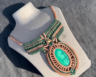 Collar de macramé de malaquita con diseño boho