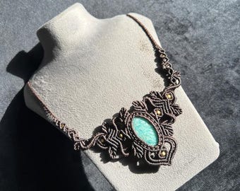 Collar de macramé de amazonita: Piedra preciosa tejida a mano, energía relajante estilo boho.