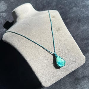 Collar de micro macramé con piedra pequeña de azurita: colgante de piedra natural hecho a mano estilo boho.