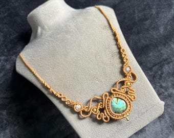 Collar de macramé de labradorita: joyería bohemia hecha a mano con piedras preciosas, estilo hippie y piedra mágica.