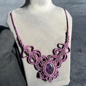 Collana con motivo a foglie in macramè e pietre preziose di ametista: gioielli in filo boho