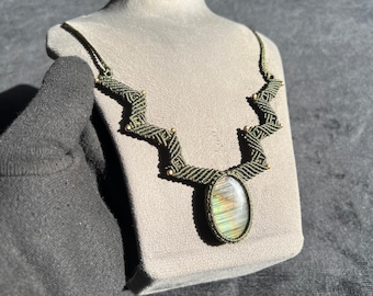 Collar de labradorita con macramé: cordón de algodón encerado estilo bohemio
