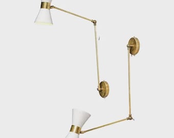 Aplique de pared moderno de mediados de siglo con brazo oscilante de latón y pantalla de doble cono.