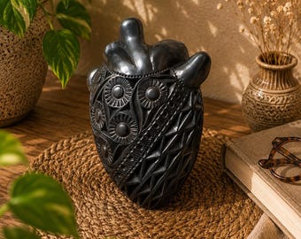 Corazón de barro negro mexicano tallado a mano / Decoración de pared de arte popular de arcilla negra oaxaqueña