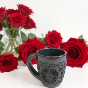 Kubek do kawy Barro Negro | Ręcznie rzeźbiona ceramika z Oaxaki (14 uncji)