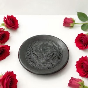 手彫りオアハカ・バロ・ネグロ・プレート | 手作りメキシコ粘土装飾 | オアハカ職人による黒粘土プレート | Xquenda