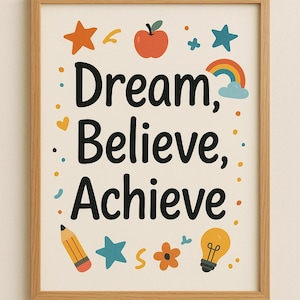 Pode incluir: Uma impressão emoldurada com as palavras "Dream, Believe, Achieve" em letras pretas grandes. A impressão é decorada com ilustrações coloridas de uma estrela, maçã, arco-íris, lápis e lâmpada. A moldura é feita de madeira marrom clara.
