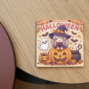 Pu&ograve; includere: Un libro da colorare a tema Halloween con una strega dei cartoni animati, un fantasma e zucche. La copertina presenta la parola "Halloween" e il testo "Happy Forest Colors". Il libro &egrave; su una superficie di legno.