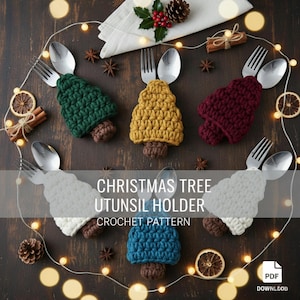 Puede incluir: Una colección de portacubiertos de ganchillo con forma de árbol de Navidad en varios colores, incluyendo verde, amarillo, burdeos, blanco y azul. Los soportes están dispuestos con cubiertos sobre una superficie de madera, con elementos decorativos como palitos de canela y anís estrellado. El texto dice "Christmas Tree Utensil Holder Crochet Pattern."