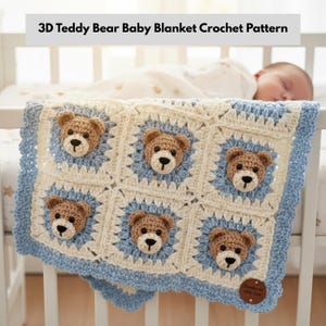 Op de afbeelding: Een handgemaakte, gehaakte babydeken met een herhalend patroon van teddybeergezichten. De deken is crèmekleurig met lichtblauwe vierkanten en rand. De tekst "3D Teddy Bear Baby Blanket Crochet Pattern" staat bovenaan.