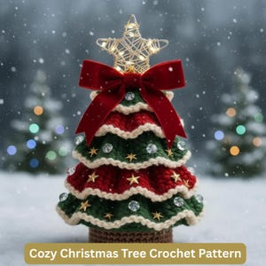 Könnte beinhalten: Ein gehäkelter Weihnachtsbaum mit roten, grünen und cremefarbenen Schichten, verziert mit goldenen Sternen und klaren Edelsteinen. Eine rote Samtschleife sitzt unter einem sternförmigen Licht. Die Basis des Baumes ist braun. Der Text "Cozy Christmas Tree Crochet Pattern" steht unten.
