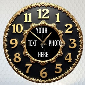 Pode incluir: Relógio de parede preto e dourado com o texto "YOUR TEXT or PHOTO HERE". O relógio tem algarismos e ponteiros dourados, com uma borda dourada decorativa. O mostrador do relógio é preto.