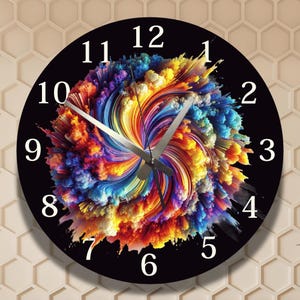 Może przedstawiać: Okrągły zegar ścienny z czarną tarczą i białymi cyframi. Środek zegara zdobi żywy, abstrakcyjny wzór w odcieniach niebieskiego, żółtego, pomarańczowego i czerwonego. Wskazówki zegara są srebrne.