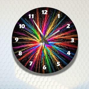 Może przedstawiać: Okrągły zegar ścienny z czarnym tłem i żywym, abstrakcyjnym wzorem eksplozji w kolorach czerwonym, pomarańczowym, żółtym, zielonym, niebieskim i fioletowym. Białe cyfry oznaczają godziny, a srebrne wskazówki wskazują czas.