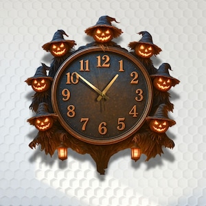 Op de afbeelding: Een Halloween-wandklok met een donkere wijzerplaat, gouden cijfers en wijzers. Omringd door gesneden pompoenfiguren met heksenhoeden en gloeiende oranje gezichten. Twee kleine lantaarns hangen eronder.