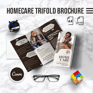 Op de afbeelding: Een drievoudige brochure voor thuiszorg, met afbeeldingen van ouderen en tekst. De brochure bevat de tekst "Homecare with Heart" en "Reliable Homecare with Heart". Andere items zijn een pennenhouder, een bril en een Rubik's kubus.
