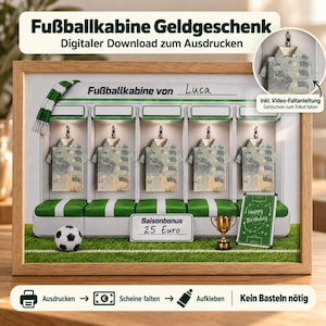 Puede incluir: Una impresión enmarcada de un vestuario de fútbol con cinco camisetas de papel plegadas, un balón de fútbol, un trofeo dorado y una pizarra con el texto Happy Birthday. La impresión incluye el texto Fußballkabine von Luca y Saisonbonus 25 Euro.