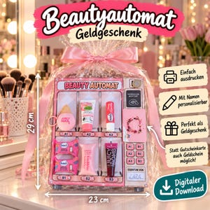 Puede incluir: Una caja de regalo con forma de máquina expendedora rosa etiquetada como Beauty Automat, que mide 29 cm por 23 cm. Contiene seis compartimentos con productos de belleza, bálsamo labial y artículos de baño, un teclado y un espacio para un nombre.