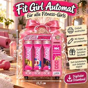 Könnte beinhalten: Ein pinker Geschenk-Automat mit der Aufschrift Fit Girl Automat, 26 cm hoch und 22,5 cm breit. Er enthält drei Proteinriegel, ein 10 Euro Gutscheinfeld und ein personalisiertes Namensschild für Lara, verpackt in transparenter Folie.