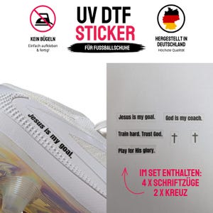 Könnte beinhalten: Ein Set aus UV-DTF-Aufklebern für Fußballschuhe mit schwarzem Text und Kreuzsymbolen. Der Text umfasst Phrasen wie Jesus is my goal, God is my coach, Train hard. Trust God und Play for His glory. Das Set enthält vier Textaufkleber und zwei Kreuzaufkleber.