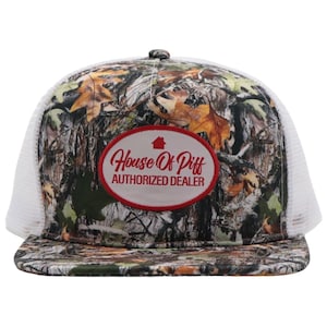 Puede incluir: Gorra de camionero de camuflaje con la parte trasera de malla blanca y una visera curva. El panel frontal presenta un patrón de camuflaje de bosque. Tiene un parche ovalado rojo y blanco que dice "House Of Piff AUTHORIZED DEALER".