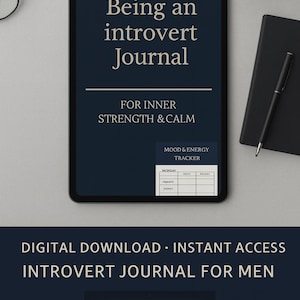 Peut inclure: Un journal numérique sur une tablette avec le titre "Being an introvert Journal" et le sous-titre "For Inner Strength & Calm". Comprend un suivi de l'humeur et de l'énergie. Un cahier noir, un stylo et une tasse de café sont également visibles.