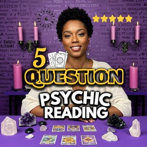 Könnte beinhalten: Werbung für eine Wahrsage-Dienstleistung. Das Bild zeigt eine Frau, Tarotkarten, Kristalle und brennende Kerzen auf einer lila Oberfläche. Der Text lautet "5 QUESTION PSYCHIC READING" in fetten Buchstaben.