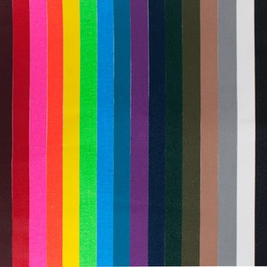 Op de afbeelding: Een verzameling stofstalen in verschillende kleuren, waaronder rood, roze, oranje, geel, groen, blauw, paars, zwart, bruin, grijs en wit.
