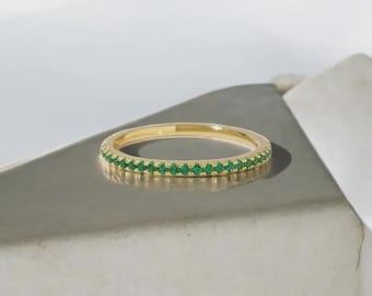 Natürliche grüne Smaragd Ringband, 18K Solid Gold Band, Smaragd Schmuck, Goldring, Stapelring, kann Birthstone Eternity Band Geschenk für sie,