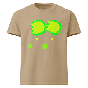 以下が含まれることがあります： ベージュ色のTシャツ。ネオングリーンのグラフィックデザインが特徴です。デザインには、2つの接続された雲のような形、2つの小さな黄色の正方形、いくつかの緑色の円と飛沫が含まれています。Tシャツは半袖で、クルーネックです。