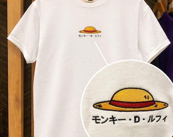 Camiseta con bordado de sombrero de paja de Luffy – Camiseta minimalista de One Piece – Ropa urbana con estética anime – Camiseta manga unisex bordada – Regalo