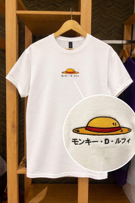 Luffy/Ruffy Strohhut Stickerei T-Shirt – Minimalist One Piece Shirt – Anime Aesthetic Streetwear – Besticktes Unisex Manga Tee – Geschenk