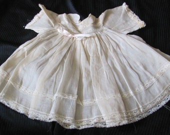 Belle robe ancienne pour bébé et bébé en lin, dentelle française, milieu du siècle - Vêtements victoriens faits à la main