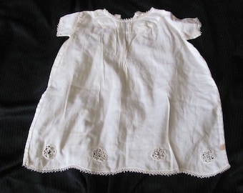 Belle robe antique vintage pour bébé et bébé en coton avec broderies en dentelle au début du siècle - Vêtements victoriens faits à la main