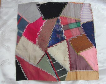 Antike Crazy Quilt Stück Quadratischer Block 11 "// Frühes Jahrhundert Wiederverwendung Rettungs Seidensatin Fancy alten Vintage handgefertigt bestickt handgenäht