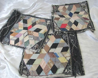 Antikes Crazy Quilt Stück Quadratischer Block // 19th Century Rezweck Rettungs-Seidensatin Fancy Old Vintage Handmade Bestickt Hand genäht