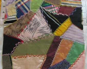 Antike Crazy Quilt Stück Quadratischer Block 11 "// Frühes Jahrhundert Wiederverwendung Rettungs Seidensatin Fancy alten Vintage handgefertigt bestickt handgenäht