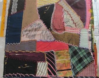 Antike Crazy Quilt Stück Quadratischer Block 11 "// Frühes Jahrhundert Wiederverwendung Rettungs Seidensatin Fancy alten Vintage handgefertigt bestickt handgenäht