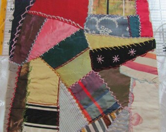 Antike Crazy Quilt Stück Quadratischer Block 11 "// Frühes Jahrhundert Wiederverwendung Rettungs Seidensatin Fancy alten Vintage handgefertigt bestickt handgenäht